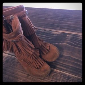 Size 9 Minnetonka boots